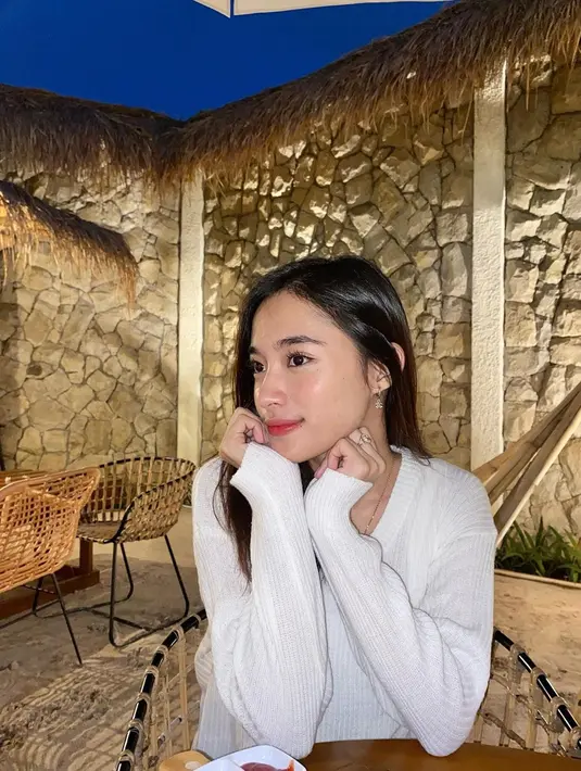 Saat ini akun Instagram Echi sudah memiliki 295 ribu followers. Foto-foto cantik Echi seperti bergaya candid sambil menopang dagu ini curi perhatian. Banyak warganet menyebut Echi berparas cantik memesona. (Liputan6.com/IG/desitarllyw)