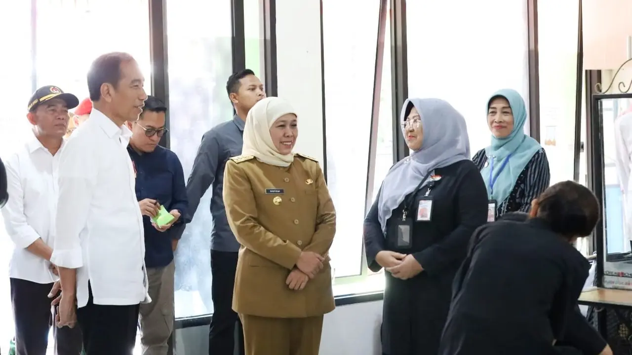 Presiden Jokowi bersama Khofifah saat meninjau SMKN 3 Malang. (Istimewa)
