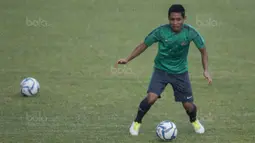 Gelandang Timnas Indonesia, Evan Dimas, mengontrol bola saat latihan di Stadion UKM, Selangor, Sabtu (19/8/2017). Latihan ini merupakan persiapan jelang laga SEA Games melawan Timor Leste. (Bola.com/Vitalis Yogi Trisna)