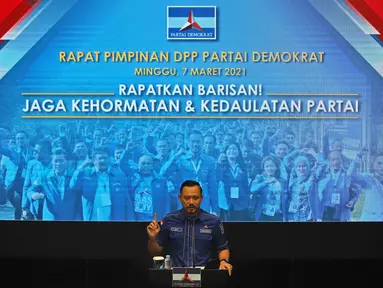 Ketum Partai Demokrat Agus Harimurti Yudhoyono atau AHY menggelar rapat pimpinan secara maraton di Deli Serdang di Gedung DPP Demokrat, Menteng, Jakarta Pusat, Minggu (7/3/2021). Rapat tersebut untuk menyikapi KLB Partai Demokrat Deli Serdang. (Liputan6.com/Herman Zakharia)
