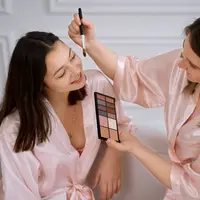 Makeup dengan nuansa plum kini semakin digemari karena mampu menghadirkan tampilan yang lembut sekaligus berani dalam waktu bersamaan. Warna ini berada di antara ungu dan merah, sehingga memberikan kesan hangat, romantis, dan dewasa. (foto/dok: freepik)