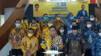 Ketua Umum Partai Golkar Airlangga Hartanto bersama jajarannya menerima kunjungan safari politik Ketum Demokrat Agus Harimurti Yudhoyono bersama jajarannya di DPP Partai Golkar. (Liputan6.com/Putu Merta Surya Putra)