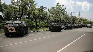 Sejumlah kendaraan alat utama sistem senjata (alutsista) TNI berjajar di kawasan Istana Merdeka, Jakarta, Selasa (4/10/2022). Kegiatan ini dalam rangka HUT ke-77 TNI yang akan berlangsung di Istana Merdeka pada 5 Oktober besok. (Liputan6.com/Faizal Fanani)