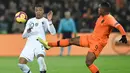 Striker Prancis, Kylian Mbappe berusaha merebut bola dari pemain Belanda, Steven Bergwijn selama pertandingan UEFA Nations League di stadion Feijenoord di Rotterdam (16/11). Belanda menang atas Prancis 2-0. (AFP Photo/John Thys)