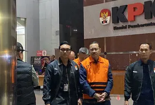 KPK menahan tujuh dari delapan tersangka baru dalam kasus dugaan korupsi penerimaan hadiah, janji, dan gratifikasi di lingkungan Balai Besar Pelaksanaan Jalan Nasional (BBPJN) Sumatera Utara (Sumut) periode 2023-2025. (Liputan6.com/Dimas Ramadhan Wicaksana)