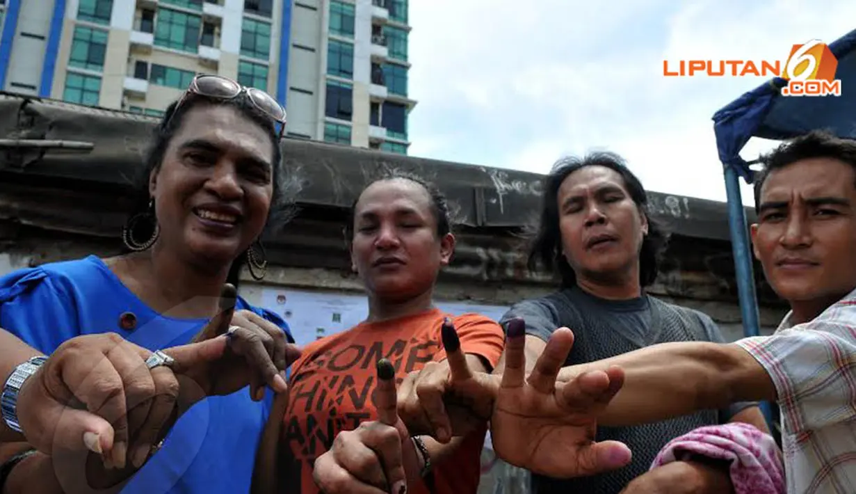  Sekelompok waria tampak mendatangi TPS untuk menggunakan hak suaranya dalam Pemilu Legislatif 2014 (Liputan6.com/Johan Tallo)