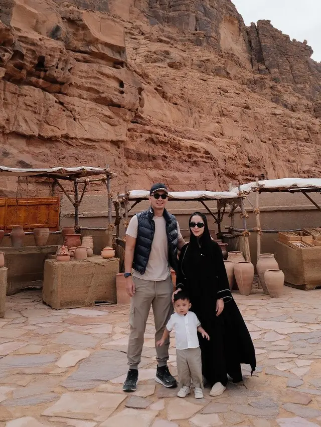 Potret Issa dan kedua orang tuanya di Kota Al Ula (Sumber: Instagram/nikitawillyofficial94)