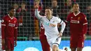 Pemain Swansea City, Alfie Mawson (tengah) merayakan gol usai membobol gawang Liverpool pada lanjutan Premier League di Liberty Stadium, Swansea, (22/1/2018). Liverpool kalaj dari Swansea 0-1. (AFP/Geoff Caddick)