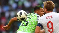 Bek Nigeria, William Troost-Ekong, duel udara dengan striker Inggris, Harry Kane, pada laga persahabatan di Stadion Wembley, London, Sabtu (2/6/2018). Inggris menang 2-1 atas Nigeria. (AFP/Ben Stansall)