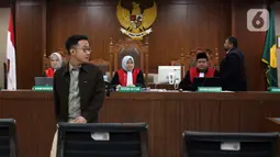 Meski menggugurkan dakwaan pertama, namun majelis hakim tetap menerima dakwaan alternatif kedua, ketiga, dan keempat dari Jaksa Penuntut Umum. Tampak dalam foto, Delpedro Marhaen saat tiba untuk mengikuti sidang lanjutan dugaan penghasutan kerusuhan pada Agustus 2025 di Pengadilan Negeri Jakarta Pusat, Kamis (8/1/2026). (Liputan6.com/Helmi Fithriansyah)