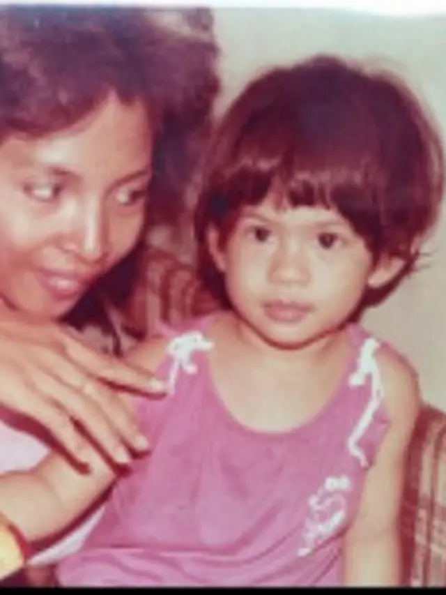 6 Foto Jadul Dian Sastrowardoyo Saat Masa Kecil Bersama Sang Ibu