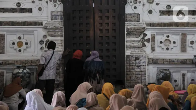 FOTO: Jelang Ramadhan, Makam Sunan Gunung Jati Ramai Didatangi Peziarah