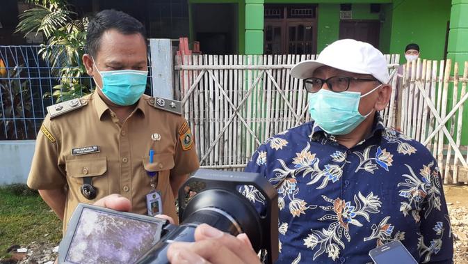 Warga terdampak Covid-19 terima bansos dengan menerapkan protokol kesehatan. (Foto: Liputan6.com/Bam Sinulingga)