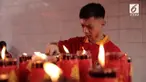 Imlek identik dengan bagi-bagi angpao. Salah satunya terjadi di Vihara Dharma Bhakti, di mana banyak orang mengantre untuk mendapatkannya.