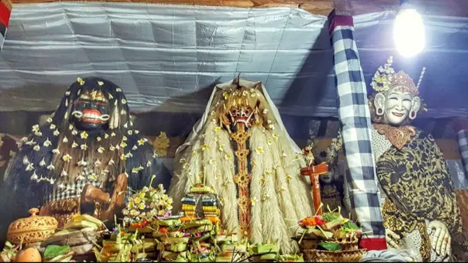 Tak Hanya Keris, Mobil Juga Ikut Disucikan Saat Tumpek Landep