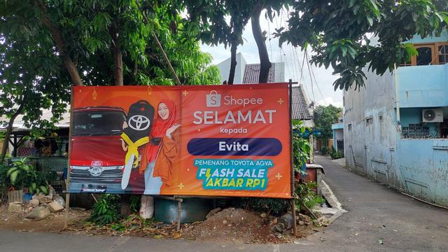 Setelah Viral di Media Sosial, 2 Pemenang Flash Sale Mobil Rp1 Ini Malah Muncul di Baliho Ibukota