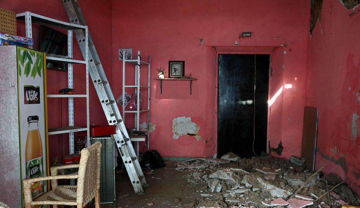 Sementara, badan seismologi nasional Meksiko menyebut gempa berpusat di dekat Kota San Marcos, di Negara Bagian Guerrero, wilayah selatan Meksiko. Tampak foto yang menunjukkan kerusakan di dalam sebuah rumah setelah guncangan gempa bumi berkekuatan 6,5 magnitudo di komunitas San Marcos, negara bagian Guerrero, Meksiko pada Jumat 2 Januari 2026. (Francisco ROBLES/AFP)