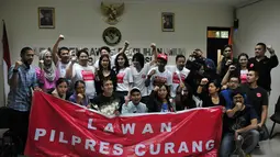 Kedatangan sejumlah artis dan musisi tersebut untuk berkampanye Lawan Pilpres Curang dan meminta kepada KPU, Bawaslu, dan Presiden SBY untuk tidak berpihak dalam pemilu presiden mendatang, Jakarta, Selasa (8/7/14). (Liputan6.com/Johan Tallo)