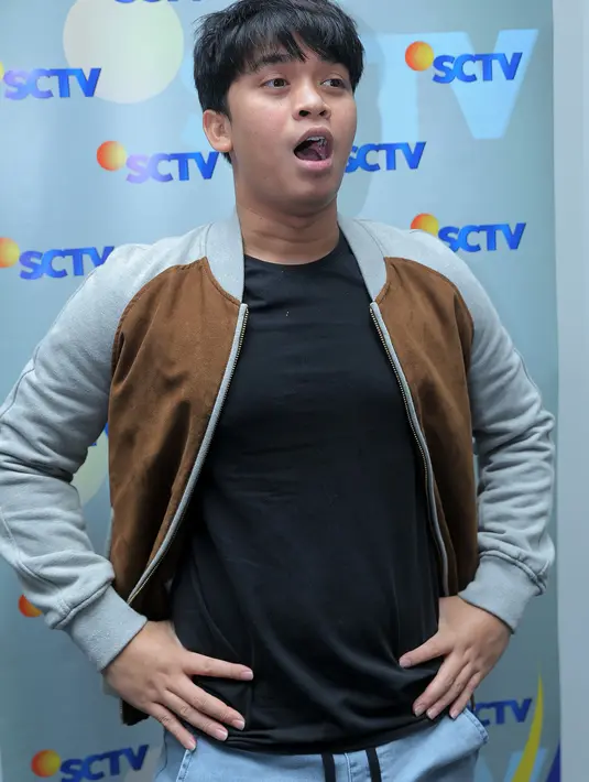 Karena belum terbiasa menggunakan kawat gigi, Billy Syahputra mengaku sangat tersiksa. Apalagi saat dipakai untuk mengunyah makanan. (Andy Masela/Bintang.com)