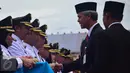 Gubernur Provinsi Jawa Tengah, Ganjar Pranowo (kanan) menyalami para kepala daerah saat Pelantikan Bupati beserta wakil dan Walikota beserta wakil hasil Pilkada serentak tahun 2015 di Lapangan Simpanglima, Semarang , Rabu (17/2). (Gholib)