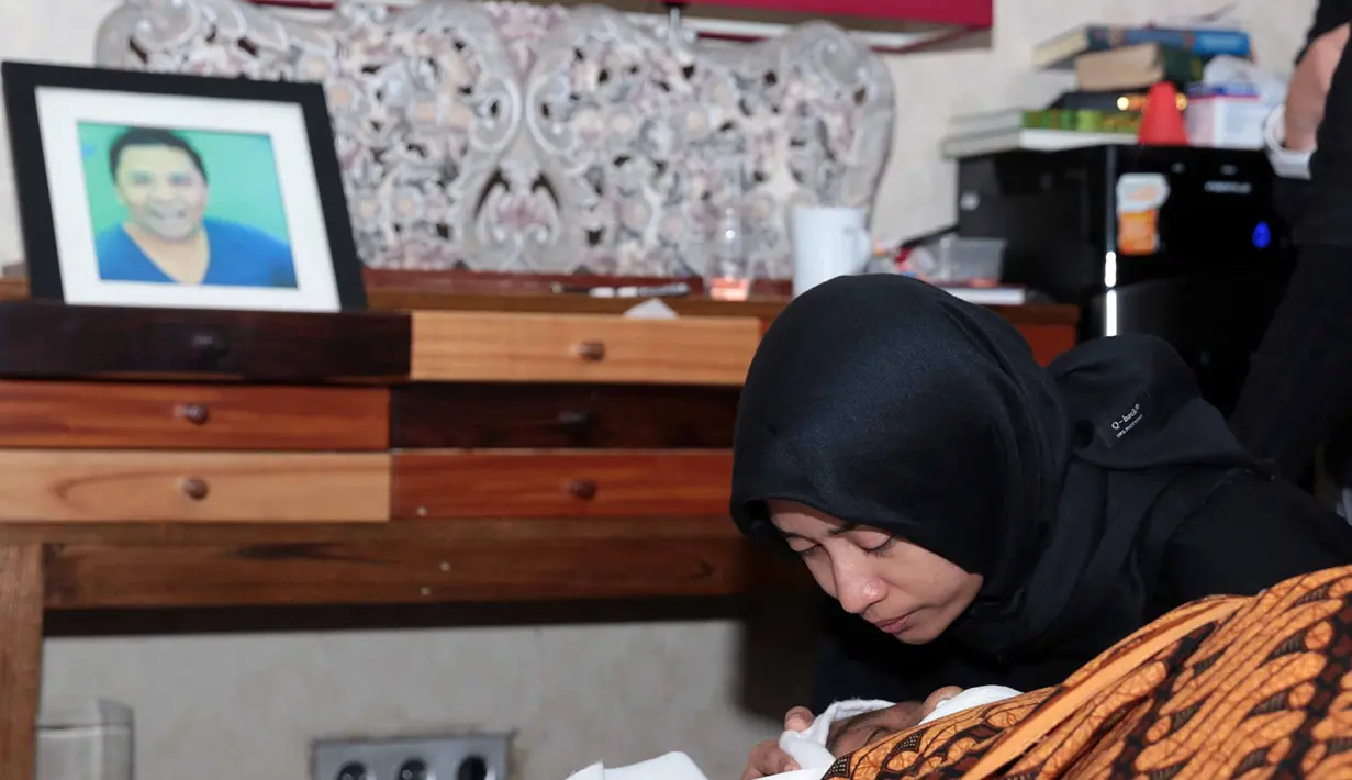 Secara bergantian, Ocha dan kedua putranya pun mencium wajah Oon untuk yang terakhir kali. Sambil menatap wajah, Ocha berusaha menahan air matanya ketika mencium kening suaminya. (Deki Prayoga/Bintang.com)