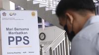 Wajib pajak mencari informasi mengenai Program Pengungkapan Sukarela (PPS) di kantor pelayanan pajak pratama di Jakarta, Senin (7/3/2022). Ditjen Pajak Kementerian Keuangan mencatat bahwa hingga Senin (7/3/2022), terdapat 19.703 wajib pajak yang mendaftar program PPS. (Liputan6.com/Angga Yuniar)