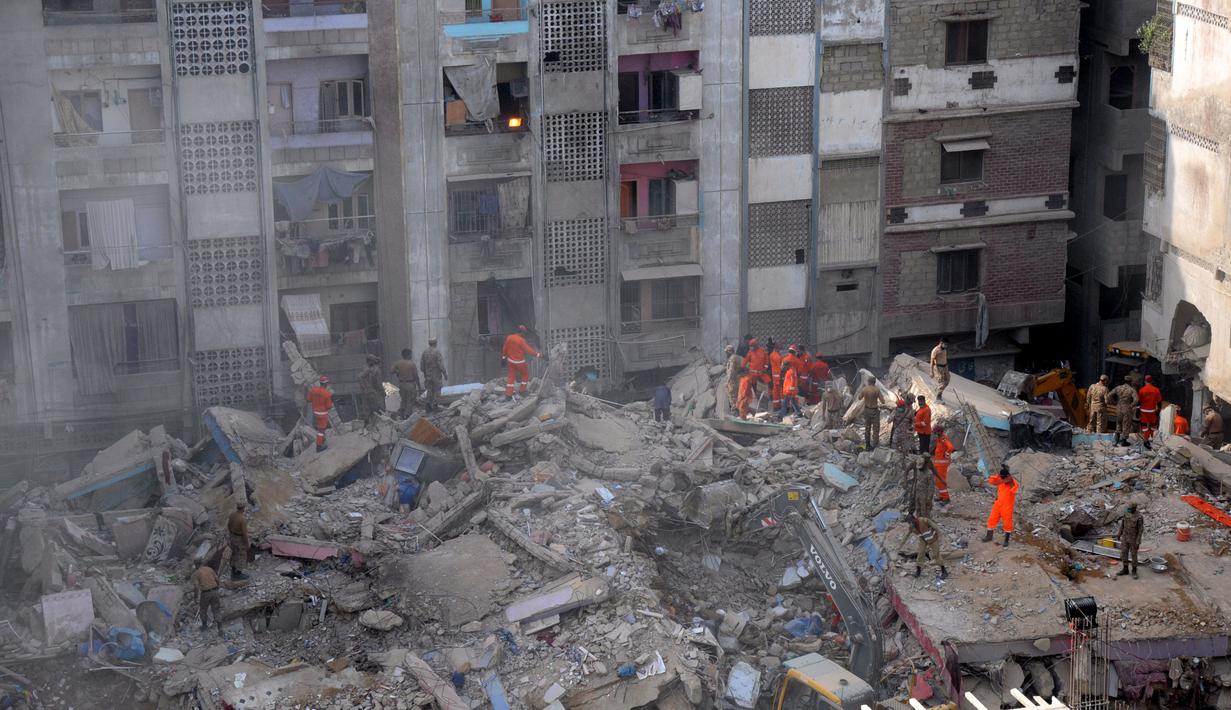 Tim penyelamat mengevakuasi lokasi reruntuhan sebuah bangunan di Karachi, Pakistan (8/6/2020). Korban tewas akibat runtuhnya gedung permukiman lima lantai di Karachi bertambah menjadi 13 orang pada Selasa (9/6) pagi waktu setempat. (Xinhua/Str)