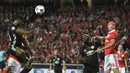Striker Manchester United, Marcus Rashford, melepaskan tandukan kepala saat pertandingan melawan Benfica pada laga Liga Champions di Stadion Luz, Kamis (19/10/2017). Manchester United menang 1-0 atas Benfica. (AFP/Fransisco Leong)