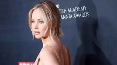 Aktris Jennifer Lawrence berpose saat tiba menghadiri ajang penghargaan British Academy of Film and Television Arts (BAFTA) di Beverly Hilton Hotel, California, AS (28/10). Jennifer Lawrence tampil cantik dengan gaun seksi. (REUTERS/Danny Moloshok)