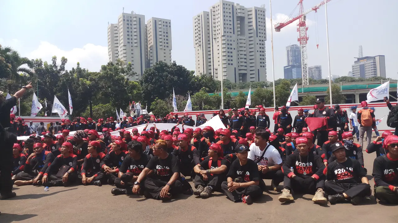 Buruh mengenakan kaus 2019 ganti presiden