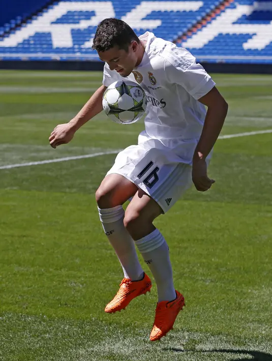Mateo Kovacic beraksi dengan bola saat saat sesi pemotretan di Stadion Santiago Bernabeu, Madrid ,Spanyol, (19/8/2015). Pemain Timnas Korasia ini mengenakan nomer puggung 16 di Real Madrid. (REUTERS/Juan Medina)