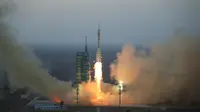 Shenzhou 11 diangkut menggunakan Long March-2F dan meluncur pukul 07.30 waktu setempat (AP)