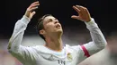 6. Cristiano Ronaldo melampiaskan kekecewaan setelah gagal membobol gawang Malaga saat laga La Liga di Stadion Santiago Bernabeu. (AFP/Pierre-Philippe Marcou)