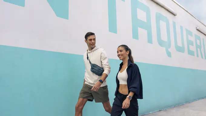 Dua model sedang berjalan sambil mengenakan vivoactive 6 (Foto Dok: Garmin Indonesia)