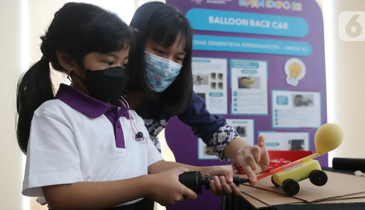 Siswa mempresentasikan hasil karyanya pada acara STEAM Expo di BSD City, Tangerang Selatan, Jumat (11/03/2022). Program tahunan Sampoerna Academy bertujuan untuk mendorong lahirnya inovator-inovator muda masa depan yang berkontribusi besar terhadap kemajuan bangsa. (Liputan6.com/Fery Pradolo)