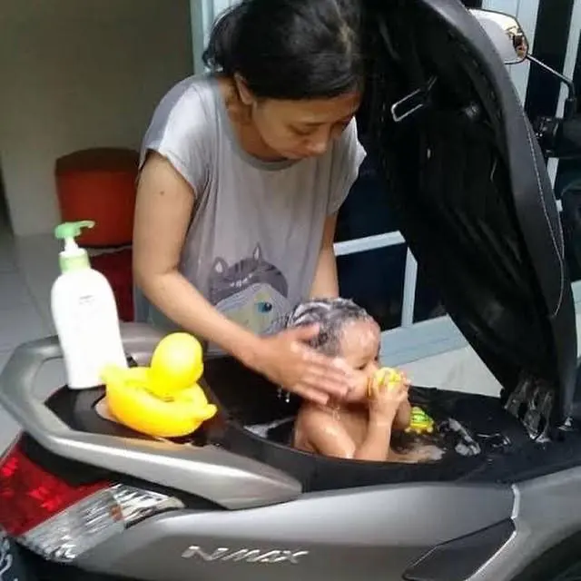 6 Aksi Ibu-Ibu Saat Mengasuh Anak Ini Absurd, Ada-Ada Saja