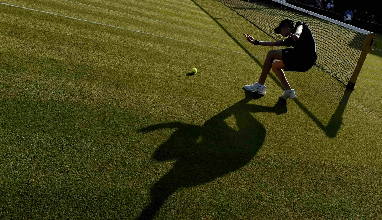Seorang ball boy melempar bola saat pertandingan berlangsung di Court 3 Turnamen Tenis Wimbledon di London, Inggris. (2/7/2015). (Reuters/Toby Melville)