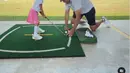 Tak hanya pandai membuat kalung, Claire juga menunjukkan aksinya saat belajar mengayunkan stick golf. Tak tanggung-tanggung, bocah 4 tahun itu diajari oleh seorang profesional. Terlihat antusias, Claire sangat fokus dalam belajar teknik yang diintruksikan pelatih. (Liputan6.com/IG/@shandyaulia)