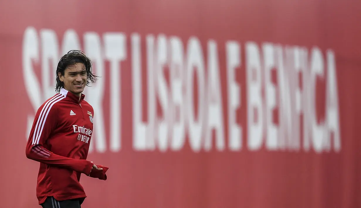 Penyerang Benfica, Darwin Nunez menghadiri sesi latihan di tempat latihan Kampus Benfica di Seixal dekat Lisbon (14/3/2022). Benfica akan bertanding melawan Ajax pada leg kedua babak 16 besar Liga Champions di Amsterdam Arena. (AFP/Patricia De Melo Moreira)