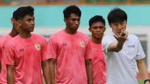 Manajer pelatih Timnas Indonesia, Shin Tae-yong, memberikan arahan saat latihan Timnas U-19 di Stadion Wibawa Mukti, Senin (13/1/2020). Pria asal Korsel ini menjalankan tugas perdananya dengan memantau dan memberikan arahan di seleksi timnas U-19. (Bola.com/M Iqbal Ichsan)