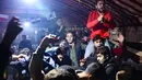 Para pengungsi Suriah bersorak saat menonton pertandingan antara Maroko dan Portugal selama turnamen Piala Dunia Qatar 2022 di dalam tenda di kamp Barisha di bagian utara provinsi Idlib (10/12/2022). Pertandingan antara Maroko dan Portugal dimenangkan Maroko dengan skor 1-0. (AFP/Omar Haj Kadour)