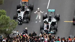 Ekspresi kegembiraan pebalap Mercedes, Lewis Hamilton, setelah menjadi juara F1 GP Monako di Sirkuit Monako, Minggu (29/5/2016). (AFP/Valery Hache)
