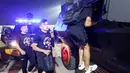 <p>Pemain Persija Jakarta, Witan Sulaeman (tengah) dan Oliver Bias bersiap menaiki kendaraan taktis (rantis) bersama skuad Persija lainnya setelah dikalahkan Dewa United 0-2 pada laga pekan ke-10 BRI Liga 1 2023/2024 di Stadion Indomilk Arena, Tangerang, Jumat (25/8/2023). (Bola.com/M Iqbal Ichsan)</p>