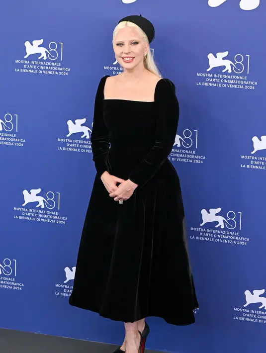 Lady Gaga menarik perhatian saat tiba di Venice Film Festival 2024. Ia mengenakan dua rancangan dari Dior serba hitam. [Foto: Document/Dior]