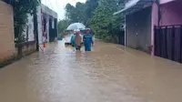 Banjir di perkampungan Tembesi Tower, Batam nyaris tak pernah Asurut dalam sepekan terakhir. Kedalaman genangan air bervariasi dan yang paling dangkal hingga sepaha orang dewasa. Foto: liputan6.com/ajang nurdin&nbsp;