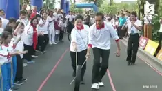 Presiden Jokowi dan Ibu negara bermain gerobak sodor bersama murid-murid sekolah dasar di Istana.