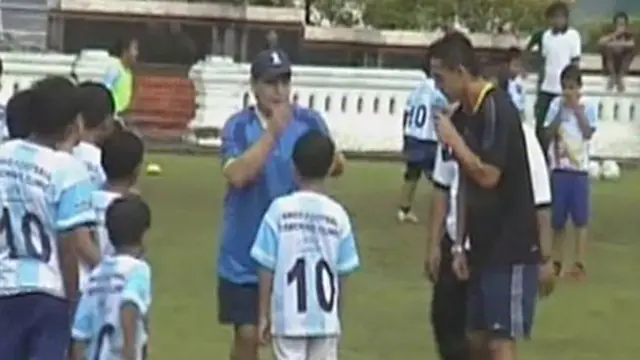 Maradona Memberikan Pelatihan Singkat di Surabaya