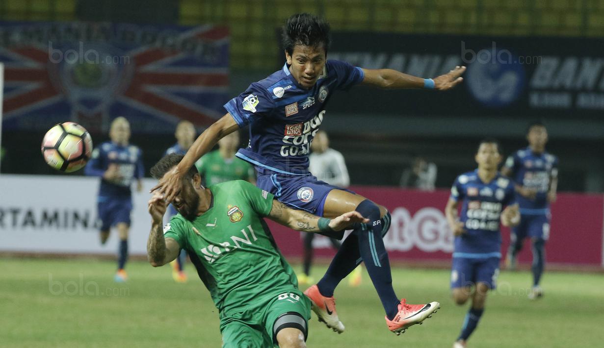 Gelandang Arema FC, Syaiful Indra Cahya, duel udara dengan gelandang Bhayangkara FC, Paulo Sergio, pada laga Liga 1 di Stadion Patriot, Bekasi, Jumat (4/8/2017). Bhayangkara FC menang 2-1 atas Arema FC. (Bola.com/M Iqbal Ichsan)