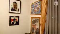 Koleksi foto dan lukisan di rumah duka Presiden ke-3 RI BJ Habibie, Patra Kuningan, Jakarta, Rabu (11/9/2019). BJ Habibie meninggal setelah mendapatkan perawatan intensif selama beberapa hari terakhir. (Liputan6.com/Angga Yuniar)