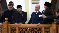 Foto disebarkan oleh kantor berita milik negara Rusia, Sputnik, memperlihatkan Presiden Rusia Vladimir Putin (tengah) mengunjungi sebuah masjid bersama Kepala Republik Chechnya Ramzan Kadyrov (dua dari kiri) dan Mufti Chechnya Sheikh Salah-Hadzhi Mezhiev (dua dari kanan) di Grozny pada 20 Agustus 2024. (VYACHESLAV PROKOFYEV/POOL/AFP)